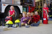 Kinder, die Spaß am Umgang mit dem Thema Feuerwehr haben