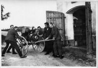 1950er Alte Motorspritze auf Schlauchwagen gestellt zum Schieben - rechts altes FWHaus